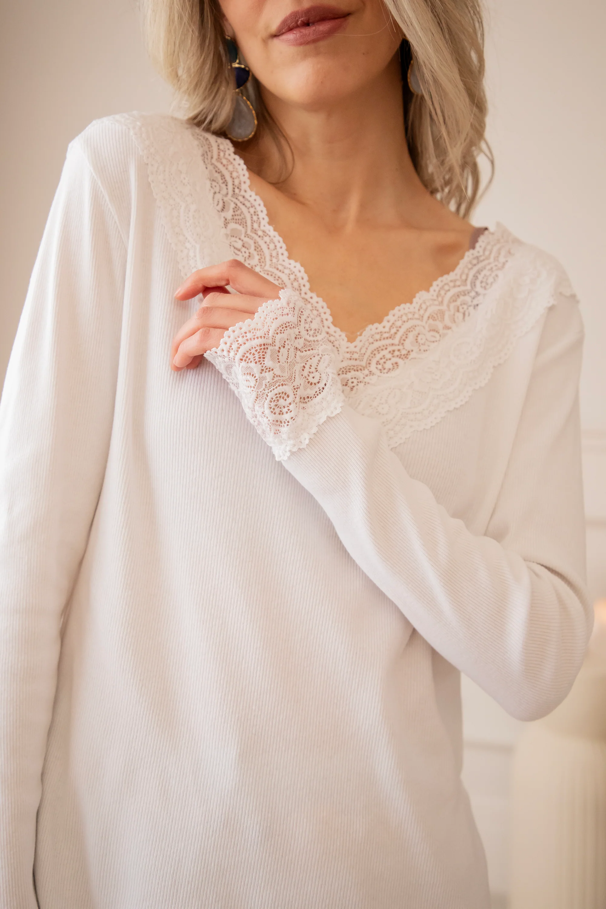 Base With Lace White - Longsleeve - Image 5