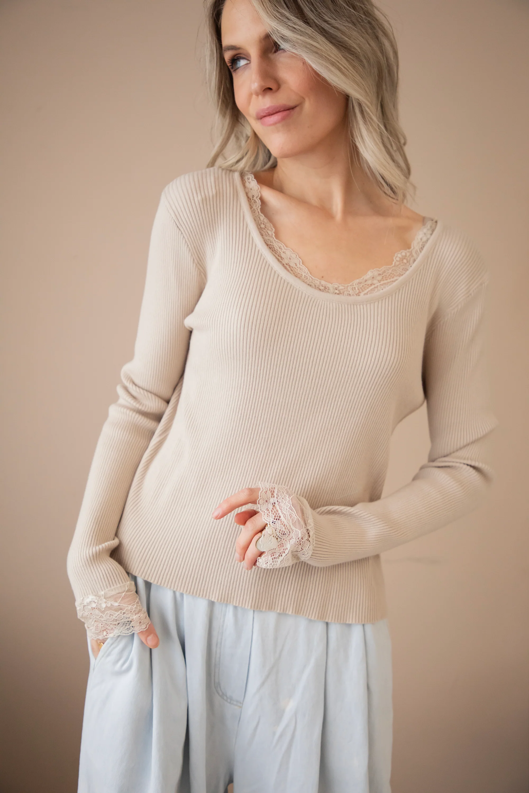 Elsie Laced Café Au Lait - Longsleeve - Image 6