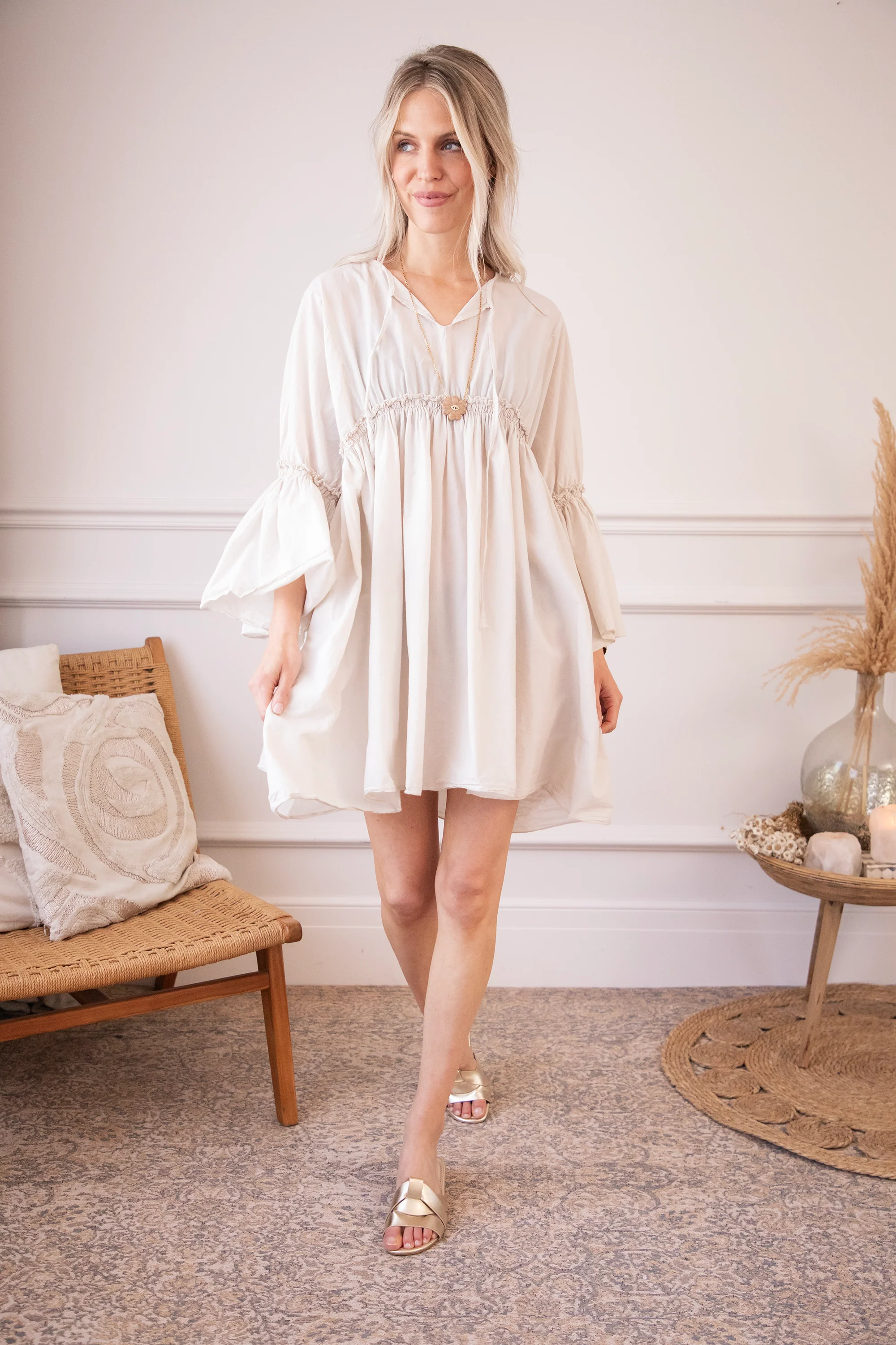 Feline Pleated Beige - Jurk - Image 3