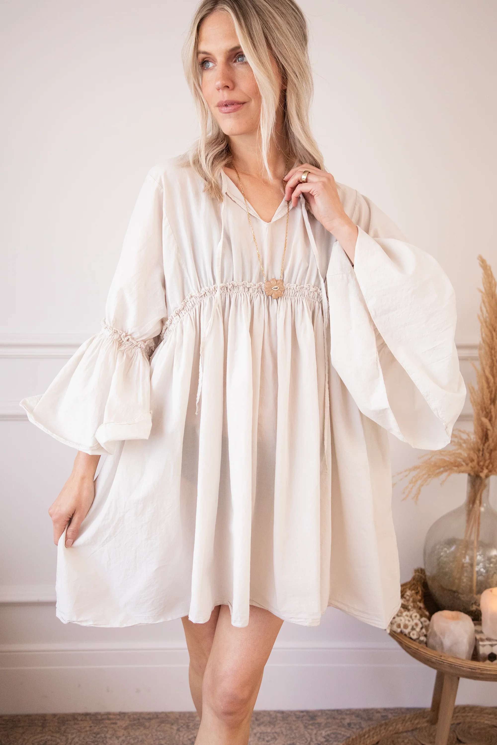 Feline Pleated Beige - Jurk - Image 5