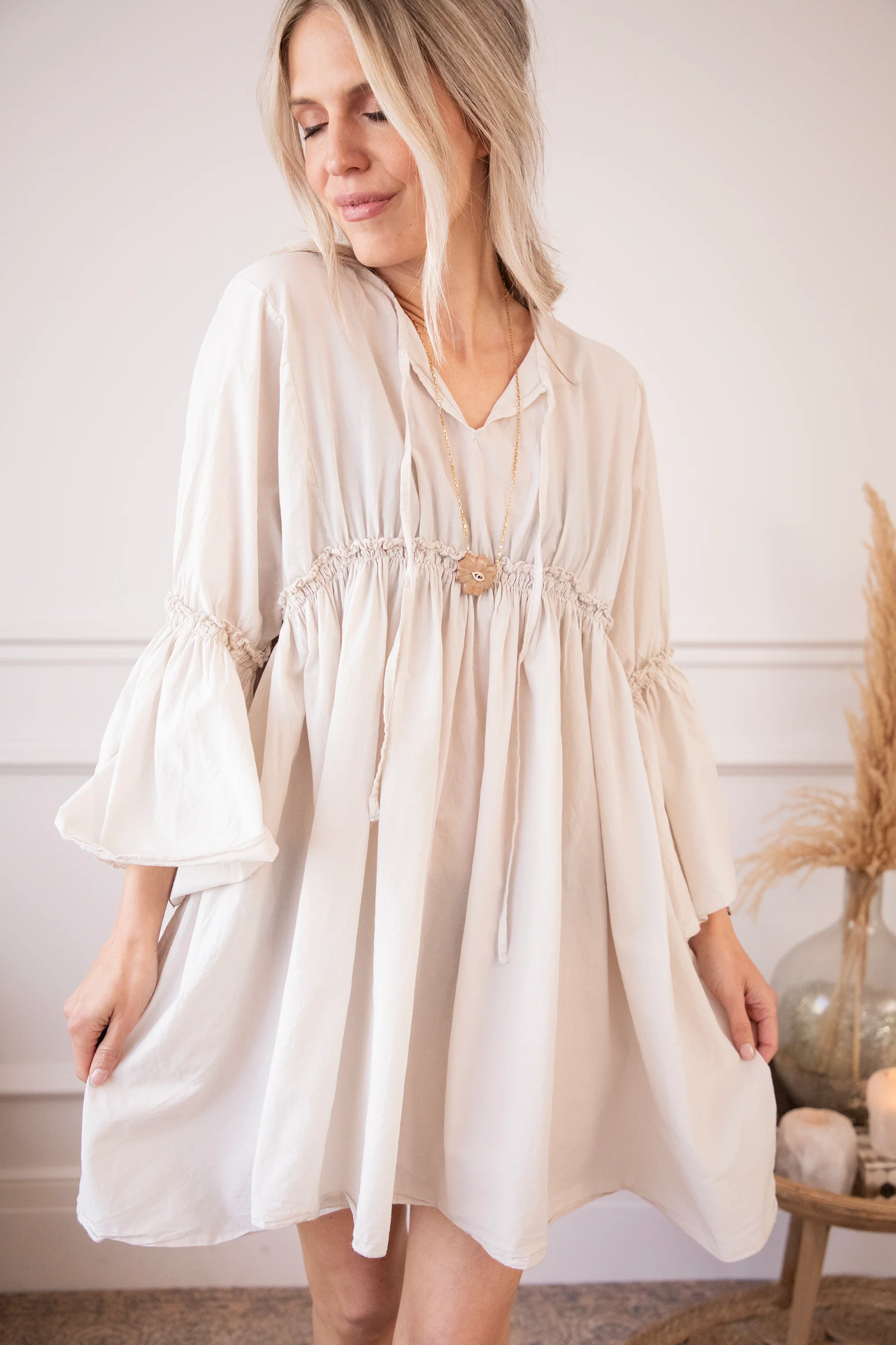 Feline Pleated Beige - Jurk - Image 6