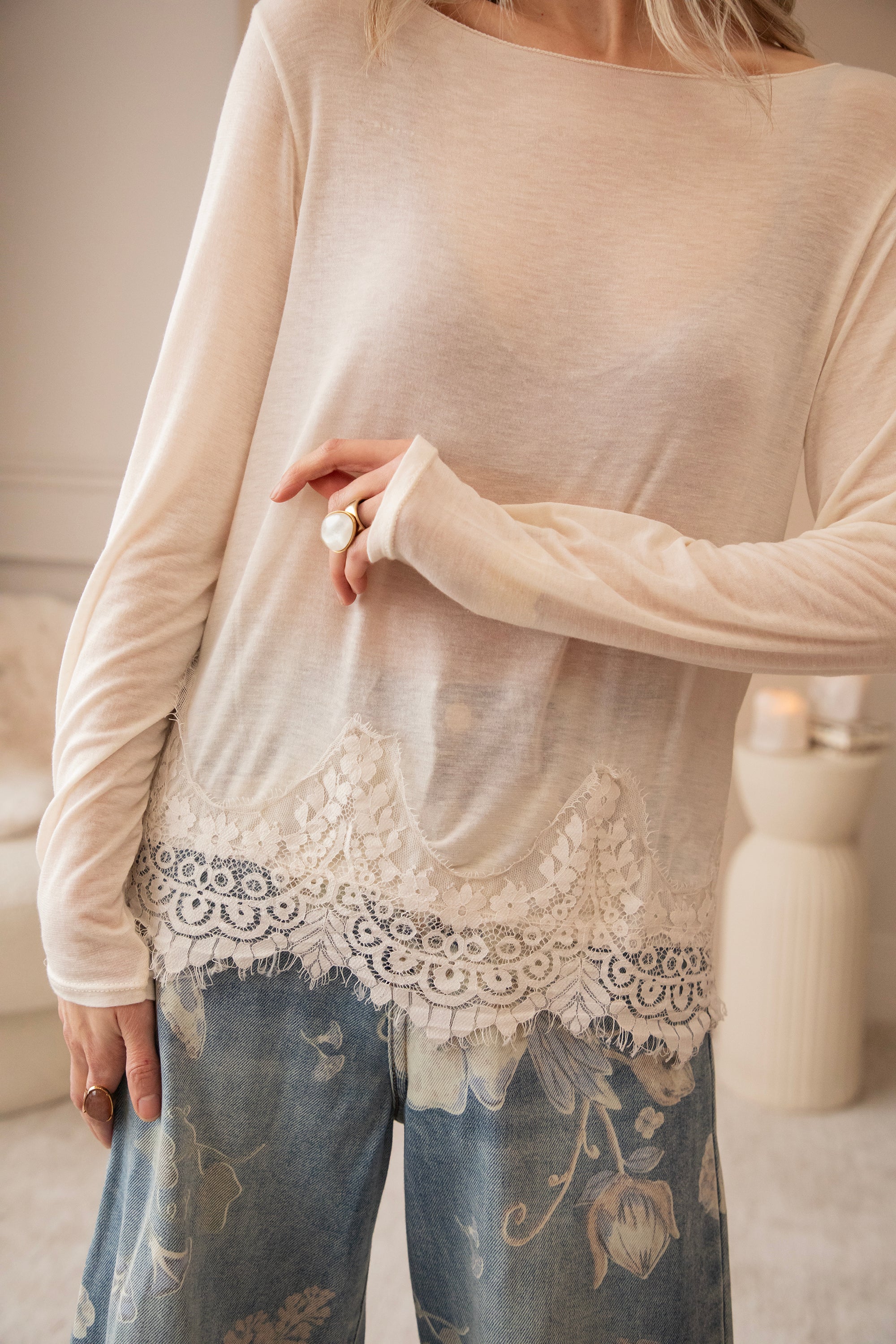 Fine Lace Beige - Longsleeve - Image 2