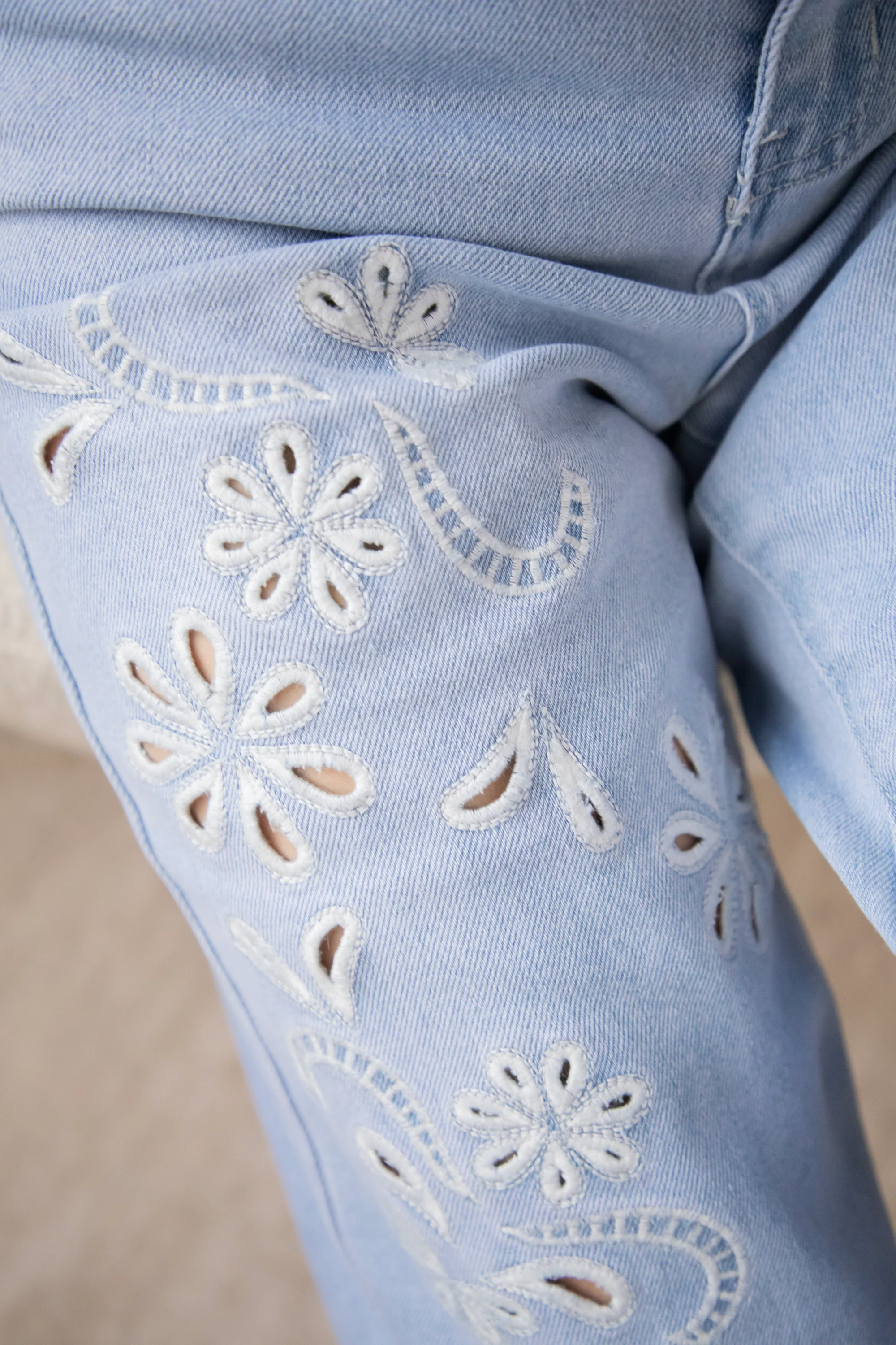 Floral Flow Light Blue - Jeans - Image 3