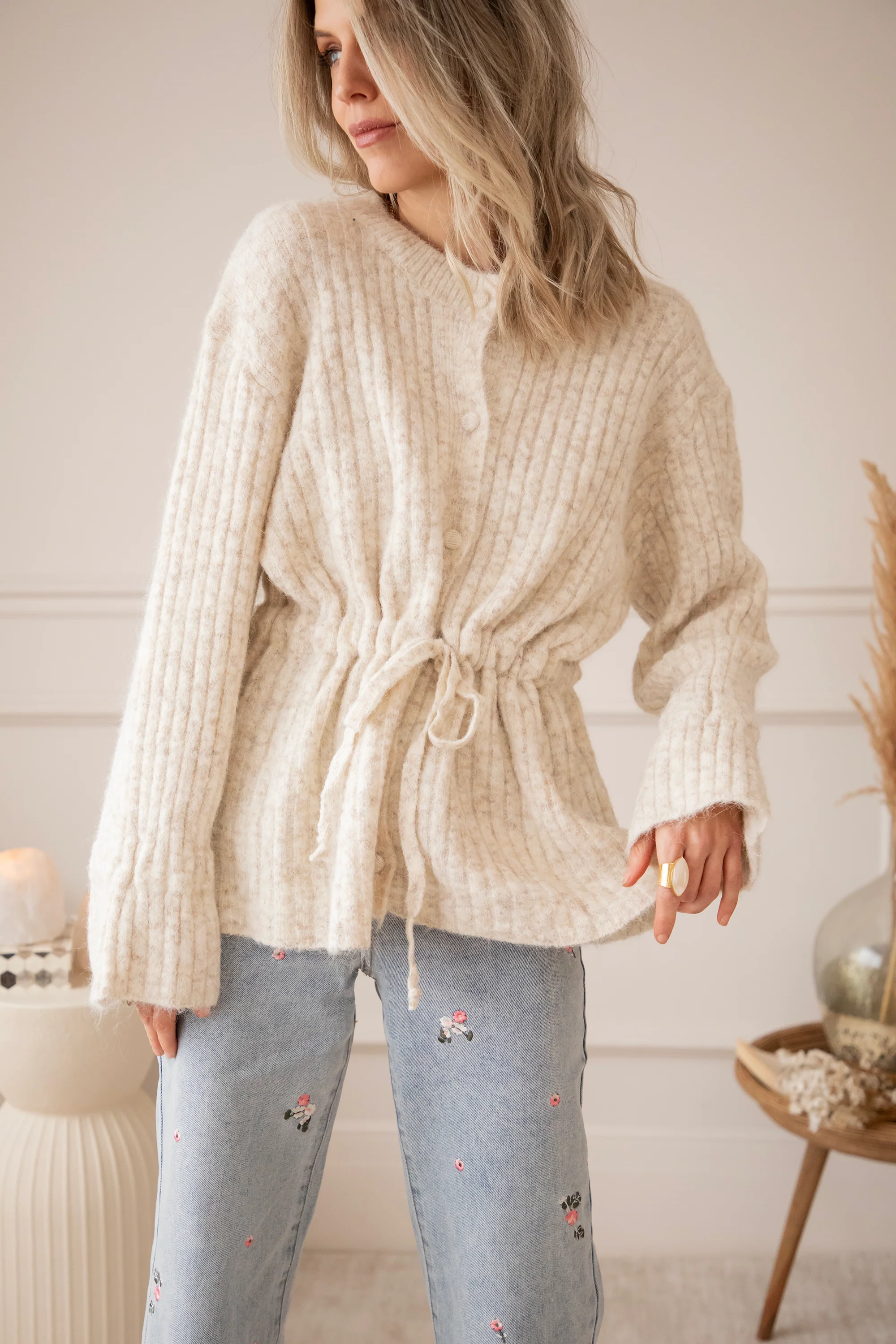 Pull Me Closer Beige - Vest - Image 10
