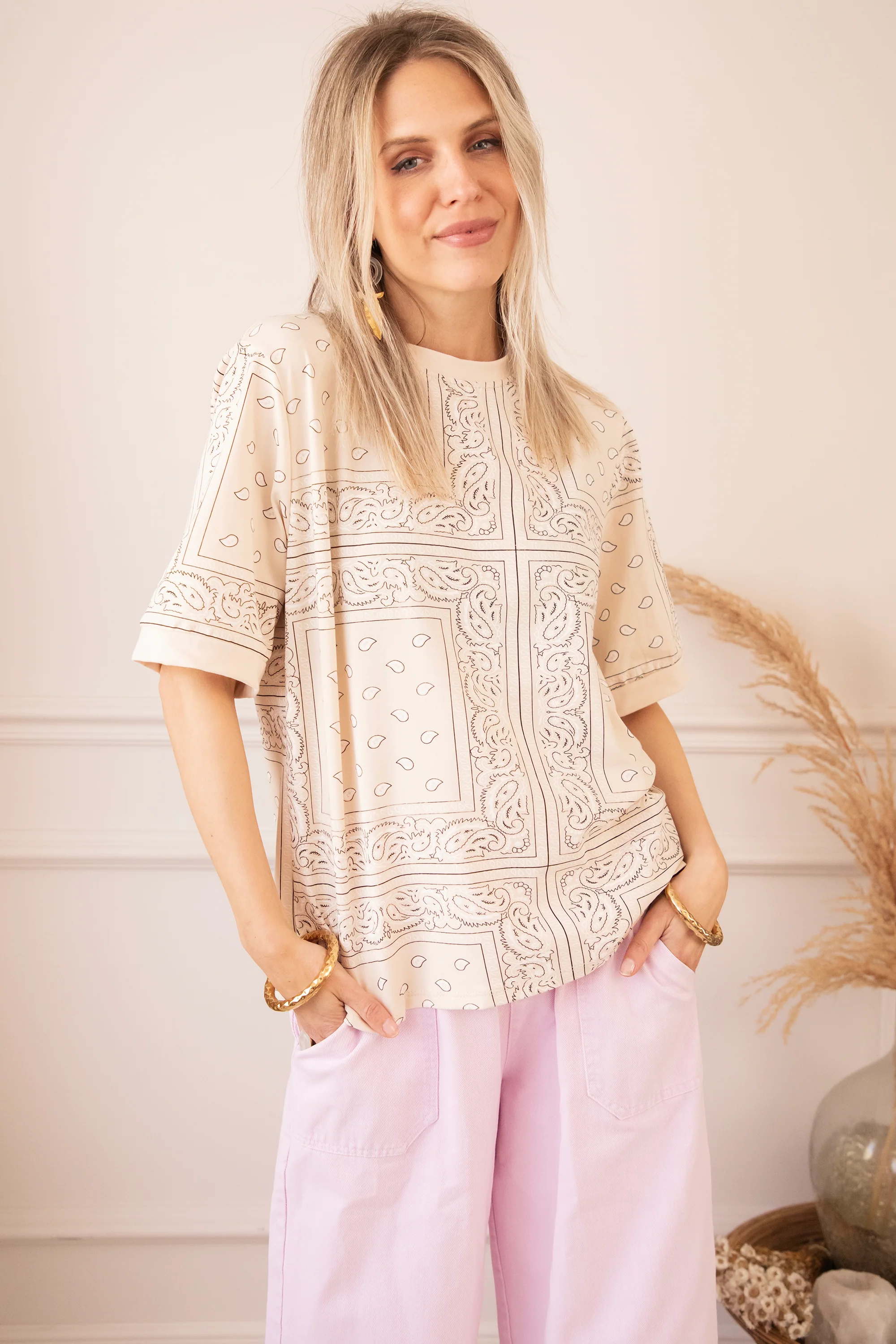 Sadie Paisley Beige - T-Shirt - Image 3