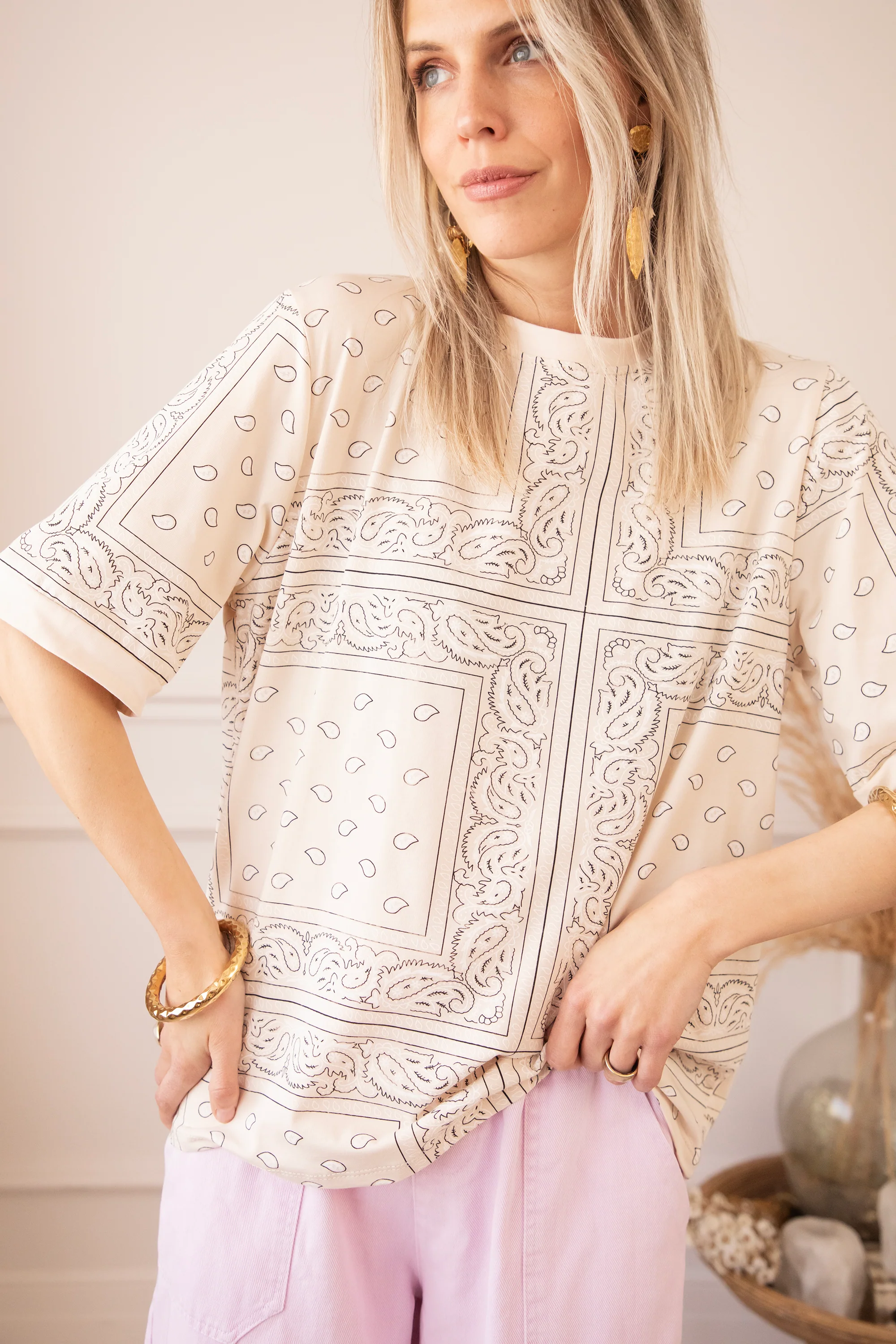 Sadie Paisley Beige - T-Shirt - Image 4